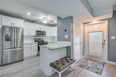 Condo in Pembroke Pines, Florida, 2 bedrooms  № 2041980