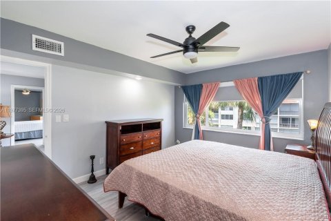 Condo in Pembroke Pines, Florida, 2 bedrooms  № 2041980 - photo 15