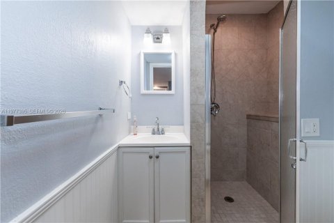 Condo in Pembroke Pines, Florida, 2 bedrooms  № 2041980 - photo 16