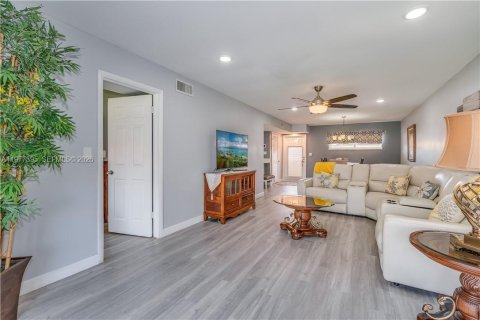 Condo in Pembroke Pines, Florida, 2 bedrooms  № 2041980 - photo 3