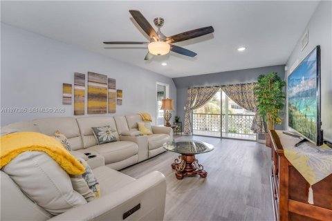 Condo in Pembroke Pines, Florida, 2 bedrooms  № 2041980 - photo 8