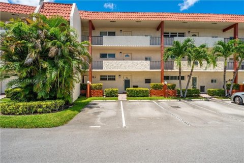Condo in Pembroke Pines, Florida, 2 bedrooms  № 2041980 - photo 9