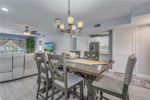 Condo in Pembroke Pines, Florida, 2 bedrooms  № 2041980 - photo 19