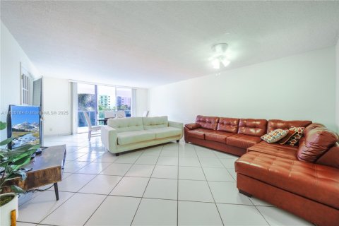 Condo in Hollywood, Florida, 2 bedrooms № 1985378 - photo 9