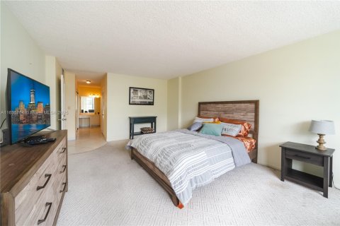 Condo in Hollywood, Florida, 2 bedrooms № 1985378 - photo 13