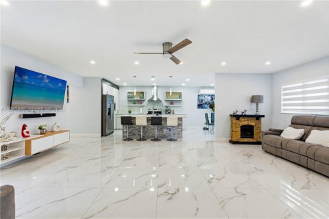 House in Miami, Florida 3 bedrooms, 115.29 sq.m. № 2003385 - photo 6