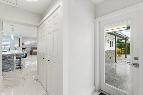 House in Miami, Florida 3 bedrooms, 115.29 sq.m. № 2003385 - photo 29