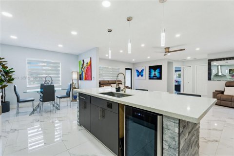 House in Miami, Florida 3 bedrooms, 115.29 sq.m. № 2003385 - photo 16