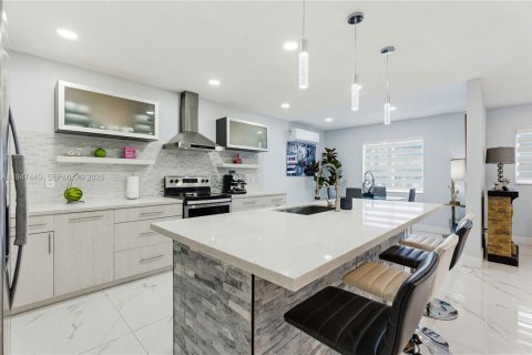 House in Miami, Florida 3 bedrooms, 115.29 sq.m. № 2003385 - photo 13