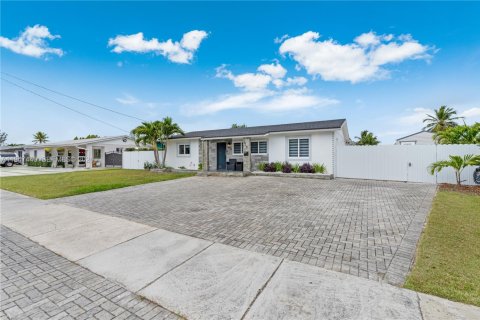 House in Miami, Florida 3 bedrooms, 115.29 sq.m. № 2003385 - photo 3