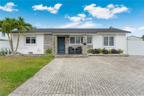 House in Miami, Florida 3 bedrooms, 115.29 sq.m. № 2003385 - photo 4