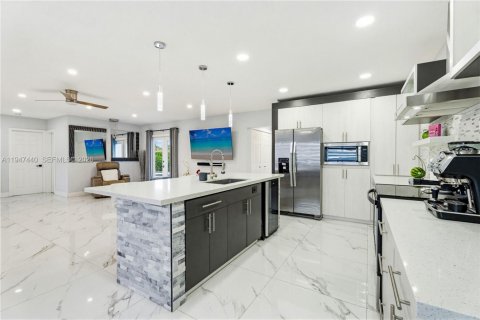 House in Miami, Florida 3 bedrooms, 115.29 sq.m. № 2003385 - photo 14