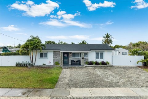 House in Miami, Florida 3 bedrooms, 115.29 sq.m. № 2003385 - photo 2