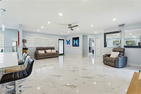 House in Miami, Florida 3 bedrooms, 115.29 sq.m. № 2003385 - photo 8