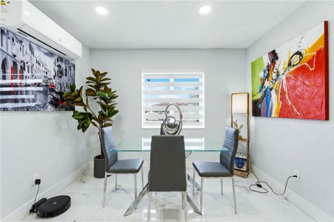 House in Miami, Florida 3 bedrooms, 115.29 sq.m. № 2003385 - photo 17