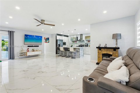 House in Miami, Florida 3 bedrooms, 115.29 sq.m. № 2003385 - photo 5