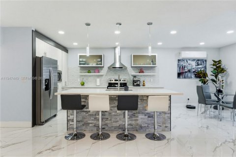 House in Miami, Florida 3 bedrooms, 115.29 sq.m. № 2003385 - photo 10