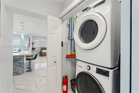 House in Miami, Florida 3 bedrooms, 115.29 sq.m. № 2003385 - photo 28