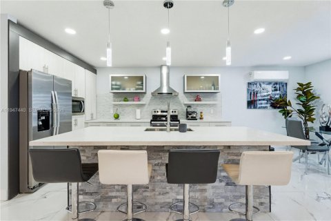 House in Miami, Florida 3 bedrooms, 115.29 sq.m. № 2003385 - photo 11