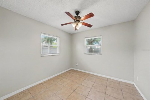 House in Tampa, Florida 3 bedrooms, 87.79 sq.m. № 2219798 - photo 13