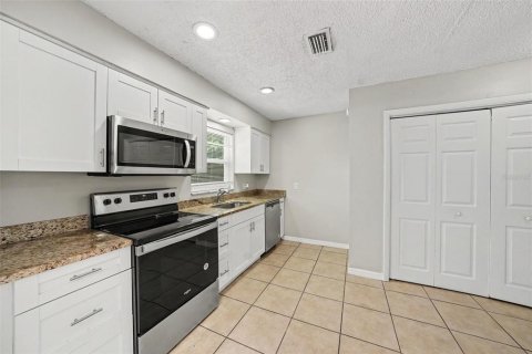 House in Tampa, Florida 3 bedrooms, 87.79 sq.m. № 2219798 - photo 9