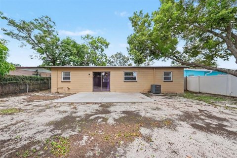 House in Tampa, Florida 3 bedrooms, 87.79 sq.m. № 2219798 - photo 20
