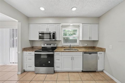 House in Tampa, Florida 3 bedrooms, 87.79 sq.m. № 2219798 - photo 10