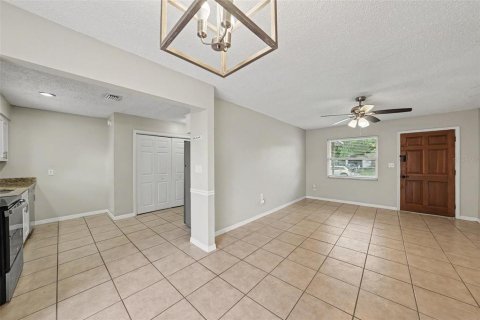 House in Tampa, Florida 3 bedrooms, 87.79 sq.m. № 2219798 - photo 6