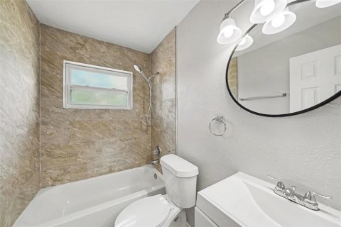 House in Tampa, Florida 3 bedrooms, 87.79 sq.m. № 2219798 - photo 18