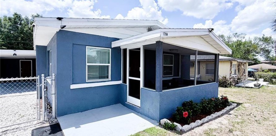 House in Lakeland, Florida 2 bedrooms, 97.55 sq.m. № 2123036