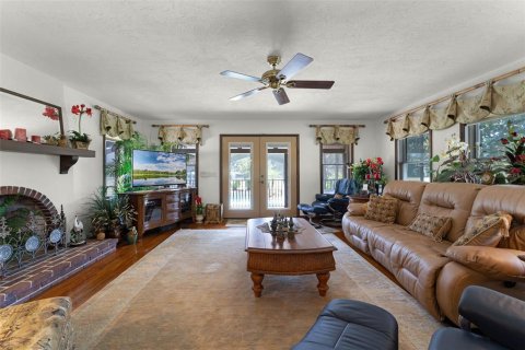 House in De Leon Springs, Florida 4 bedrooms, 425.77 sq.m. № 1653929 - photo 10