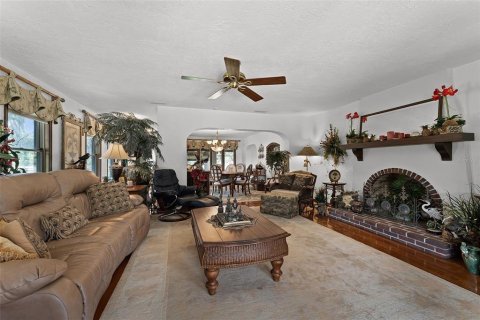 House in De Leon Springs, Florida 4 bedrooms, 425.77 sq.m. № 1653929 - photo 11