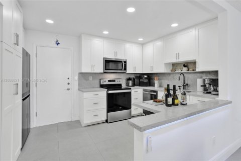 Condo in Hollywood, Florida, 2 bedrooms  № 2065286 - photo 12