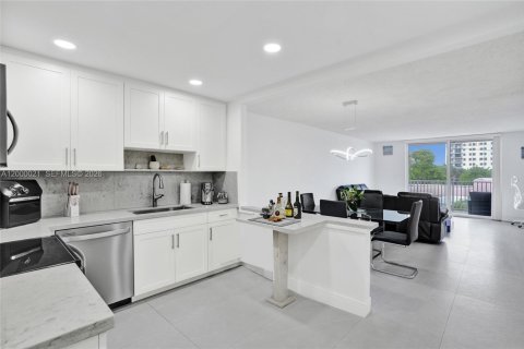 Condo in Hollywood, Florida, 2 bedrooms  № 2065286 - photo 11