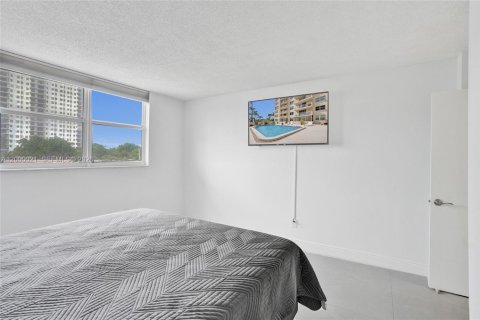 Condo in Hollywood, Florida, 2 bedrooms  № 2065286 - photo 24