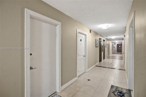 Condo in Hollywood, Florida, 2 bedrooms  № 2065286 - photo 8