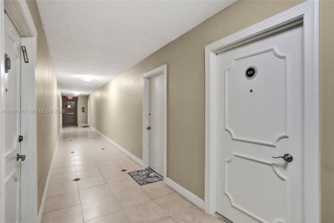 Condo in Hollywood, Florida, 2 bedrooms  № 2065286 - photo 7