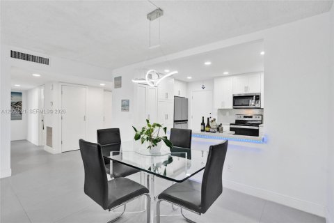 Condo in Hollywood, Florida, 2 bedrooms  № 2065286 - photo 17