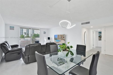 Condo in Hollywood, Florida, 2 bedrooms  № 2065286 - photo 15