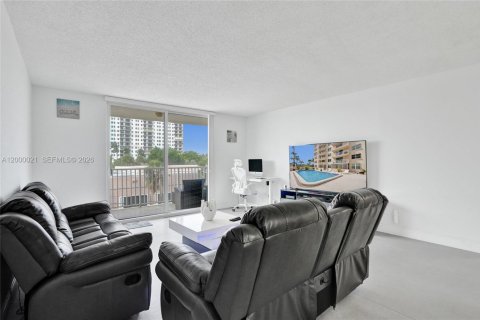 Condo in Hollywood, Florida, 2 bedrooms  № 2065286 - photo 20