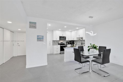 Condo in Hollywood, Florida, 2 bedrooms  № 2065286 - photo 19