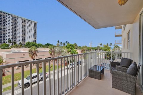 Condo in Hollywood, Florida, 2 bedrooms  № 2065286 - photo 4