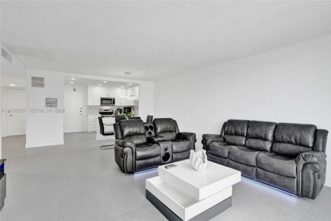 Condo in Hollywood, Florida, 2 bedrooms  № 2065286 - photo 23