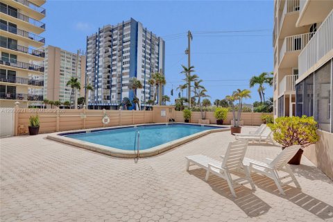 Condo in Hollywood, Florida, 2 bedrooms  № 2065286 - photo 5