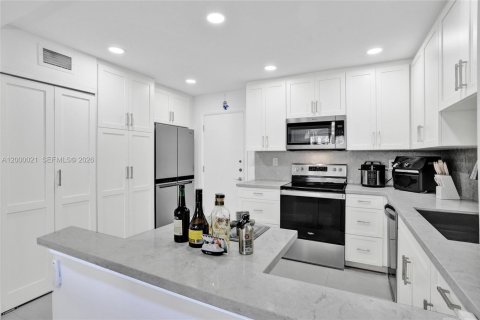 Condo in Hollywood, Florida, 2 bedrooms  № 2065286 - photo 13