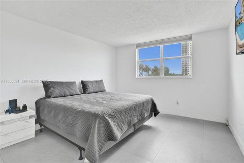 Condo in Hollywood, Florida, 2 bedrooms  № 2065286 - photo 25