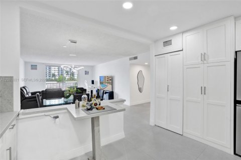 Condo in Hollywood, Florida, 2 bedrooms  № 2065286 - photo 14