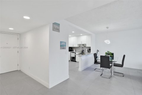 Condo in Hollywood, Florida, 2 bedrooms  № 2065286 - photo 18