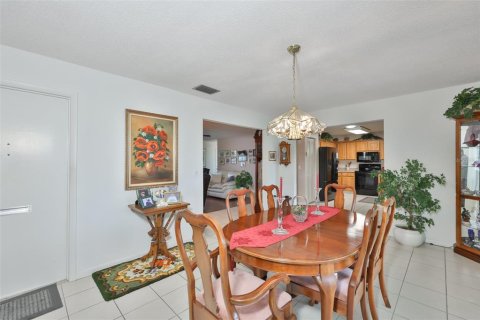 House in Sun City Center, Florida 2 bedrooms, 168.25 sq.m. № 2199833 - photo 12