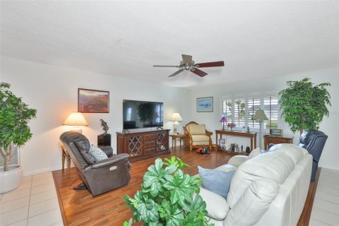 House in Sun City Center, Florida 2 bedrooms, 168.25 sq.m. № 2199833 - photo 2